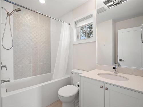 7-2638 Shelbourne St, Victoria, BC - Indoor Photo Showing Bathroom