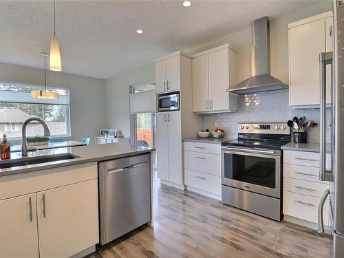 175-303 Arden Rd, Courtenay, BC - Indoor Photo Showing Kitchen With Stainless Steel Kitchen With Upgraded Kitchen