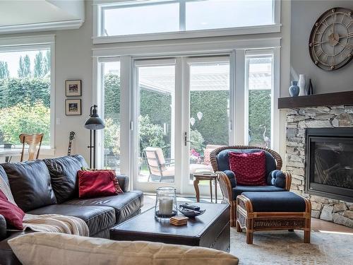 856 Bluffs Dr, Qualicum Beach, BC - Indoor Photo Showing Living Room With Fireplace