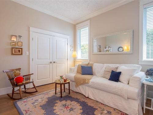 856 Bluffs Dr, Qualicum Beach, BC - Indoor Photo Showing Living Room