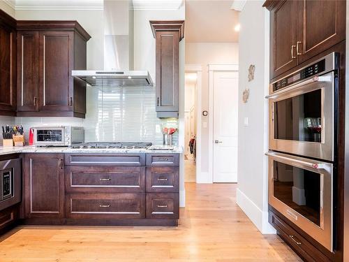 856 Bluffs Dr, Qualicum Beach, BC - Indoor Photo Showing Kitchen