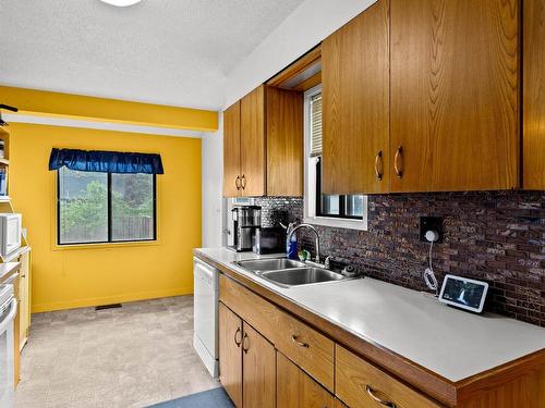 431 Alexander Ave, Kamloops, BC - Indoor Photo Showing Kitchen With Double Sink