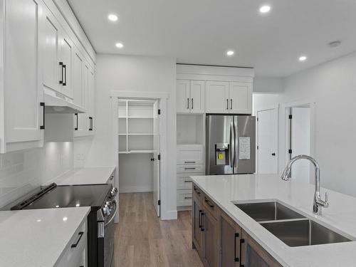 840 Crestline Street, Kamloops, BC - Indoor Photo Showing Kitchen With Double Sink