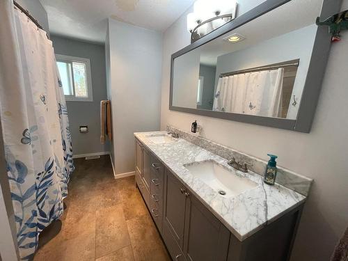 2325 Reid Ave, Merritt, BC - Indoor Photo Showing Bathroom