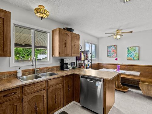 2531 Parkcrest Ave, Kamloops, BC - Indoor Photo Showing Kitchen With Double Sink