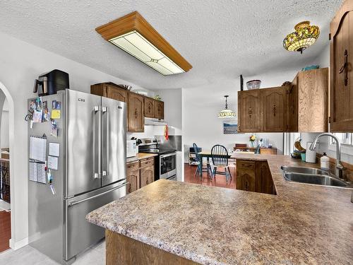 2531 Parkcrest Ave, Kamloops, BC - Indoor Photo Showing Kitchen With Double Sink