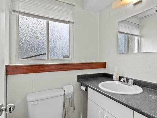 2531 Parkcrest Ave, Kamloops, BC - Indoor Photo Showing Bathroom