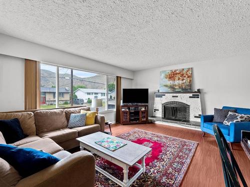2531 Parkcrest Ave, Kamloops, BC - Indoor Photo Showing Living Room With Fireplace