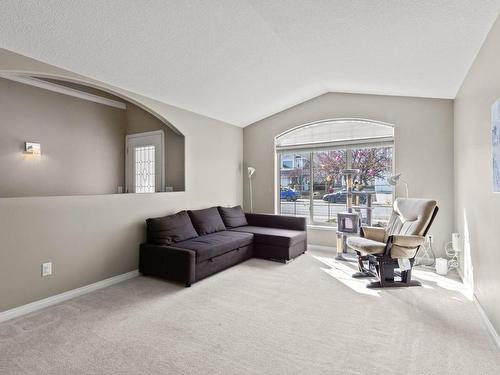 2397 Abbeyglen Way, Kamloops, BC - Indoor Photo Showing Living Room