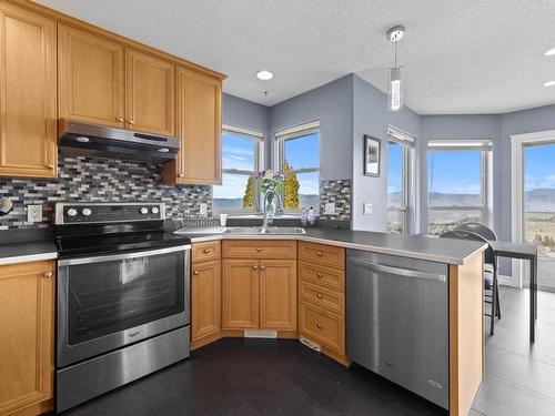 2397 Abbeyglen Way, Kamloops, BC - Indoor Photo Showing Kitchen With Stainless Steel Kitchen