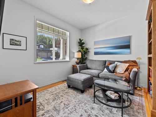 1542 Westerdale Drive, Kamloops, BC - Indoor Photo Showing Living Room