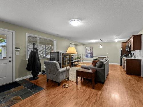 1542 Westerdale Drive, Kamloops, BC - Indoor Photo Showing Living Room