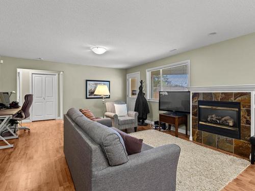 1542 Westerdale Drive, Kamloops, BC - Indoor Photo Showing Living Room With Fireplace