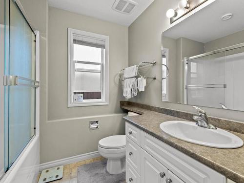 1542 Westerdale Drive, Kamloops, BC - Indoor Photo Showing Bathroom
