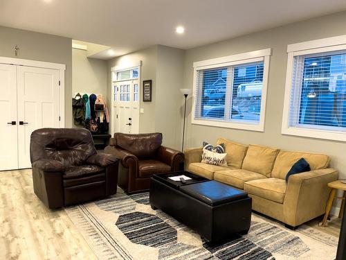 2770 Peregrine Way, Merritt, BC - Indoor Photo Showing Living Room