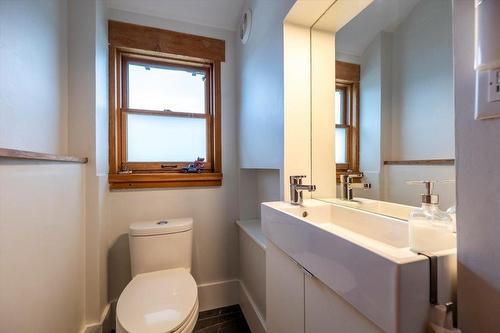 751 4Th Avenue, Fernie, BC - Indoor Photo Showing Bathroom
