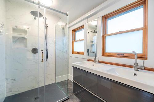 751 4Th Avenue, Fernie, BC - Indoor Photo Showing Bathroom
