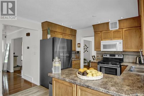 6218 Sherwood Drive, Regina, SK - Indoor Photo Showing Kitchen With Double Sink