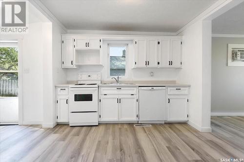 1255 Edgar Street, Regina, SK - Indoor Photo Showing Kitchen With Double Sink