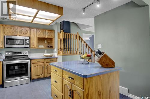 2731 Livingstone Bay E, Regina, SK - Indoor Photo Showing Kitchen