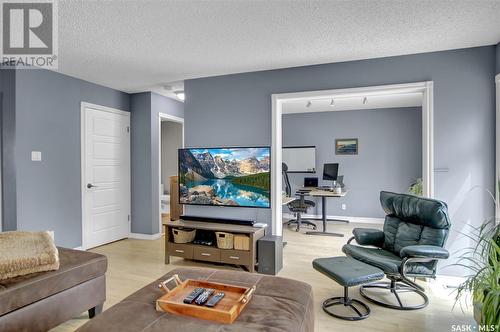2731 Livingstone Bay E, Regina, SK - Indoor Photo Showing Living Room