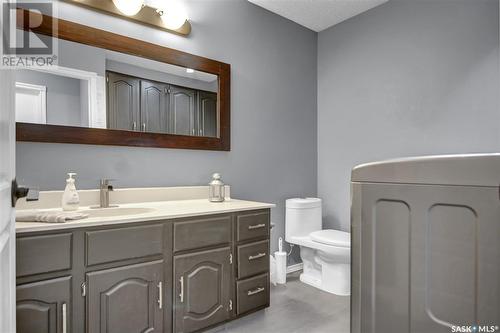 2731 Livingstone Bay E, Regina, SK - Indoor Photo Showing Bathroom