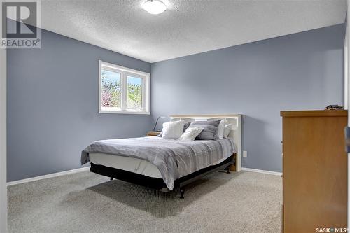 2731 Livingstone Bay E, Regina, SK - Indoor Photo Showing Bedroom