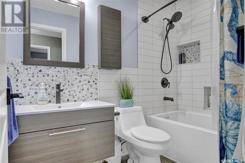 2731 Livingstone Bay E, Regina, SK - Indoor Photo Showing Bathroom