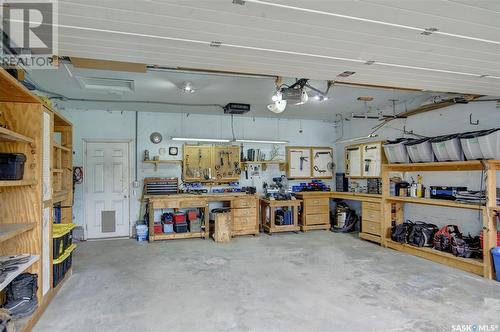 2731 Livingstone Bay E, Regina, SK - Indoor Photo Showing Garage