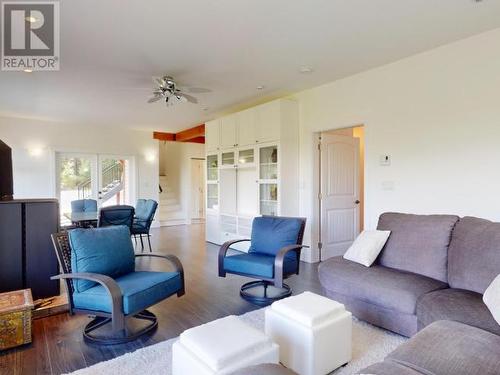 2389 Wall Street, Texada Island, BC - Indoor Photo Showing Living Room