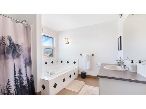 945 Westridge Way, Invermere, BC - Indoor Photo Showing Bathroom