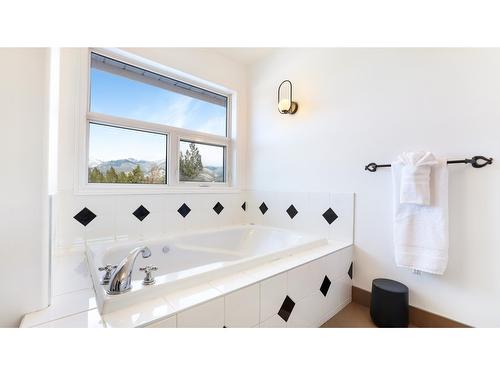 945 Westridge Way, Invermere, BC - Indoor Photo Showing Bathroom