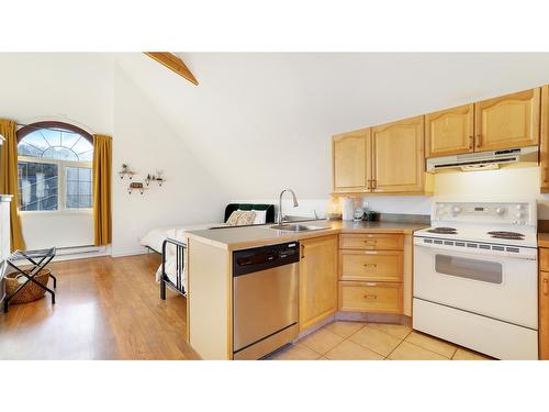945 Westridge Way, Invermere, BC - Indoor Photo Showing Kitchen