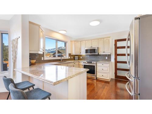 945 Westridge Way, Invermere, BC - Indoor Photo Showing Kitchen With Upgraded Kitchen