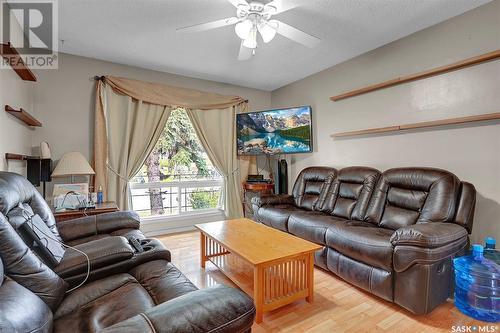 842 Ominica Street W, Moose Jaw, SK - Indoor Photo Showing Living Room