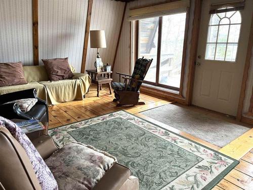 399 Oak Grove Road, Rainy River, ON - Indoor Photo Showing Living Room