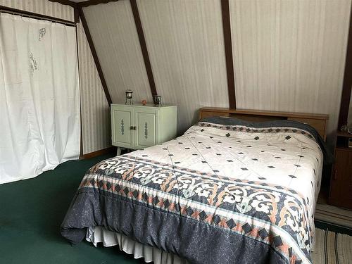 399 Oak Grove Road, Rainy River, ON - Indoor Photo Showing Bedroom