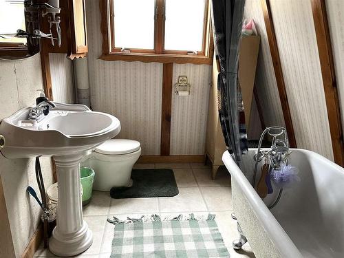 399 Oak Grove Road, Rainy River, ON - Indoor Photo Showing Bathroom