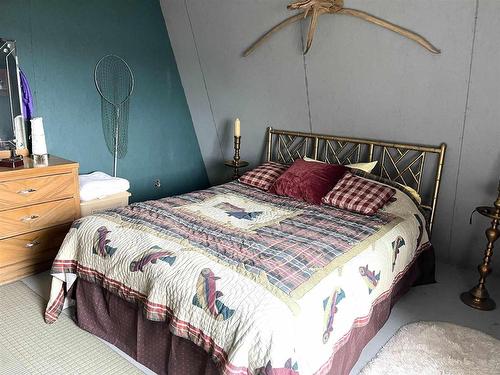 399 Oak Grove Road, Rainy River, ON - Indoor Photo Showing Bedroom