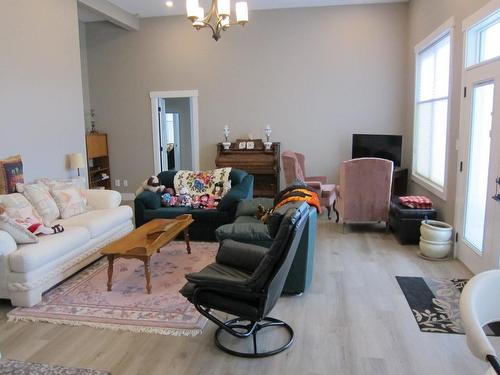 2760 Peregrine Way, Merritt, BC - Indoor Photo Showing Living Room