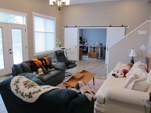 2760 Peregrine Way, Merritt, BC - Indoor Photo Showing Living Room