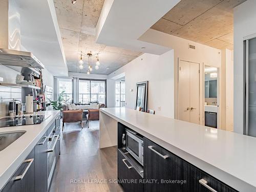 610-560 King St W, Toronto, ON - Indoor Photo Showing Kitchen With Upgraded Kitchen