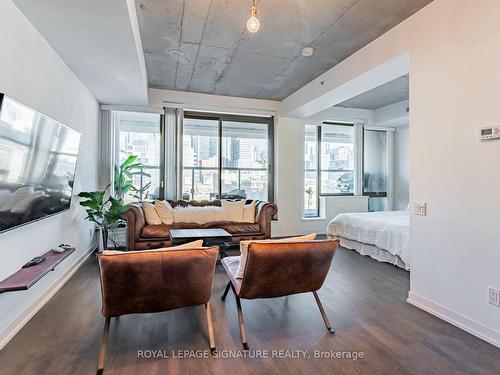 610-560 King St W, Toronto, ON - Indoor Photo Showing Living Room