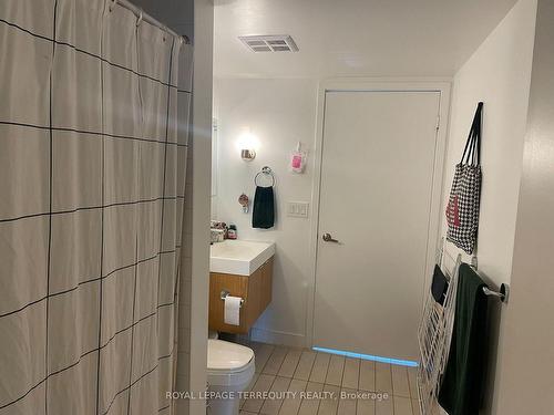 3711-25 Telegram Mews N, Toronto, ON - Indoor Photo Showing Bathroom