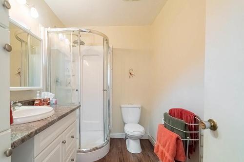 11 Reserve Street, Turkey Point, ON - Indoor Photo Showing Bathroom