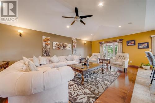 11117 Timber Bay, Windsor, ON - Indoor Photo Showing Living Room
