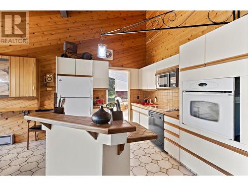 5508 Eagle Bay Road, Eagle Bay, BC - Indoor Photo Showing Kitchen