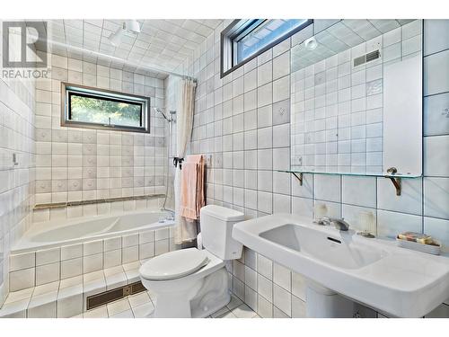 5508 Eagle Bay Road, Eagle Bay, BC - Indoor Photo Showing Bathroom
