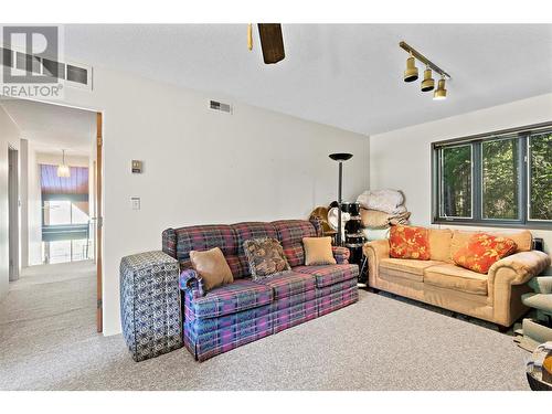 5508 Eagle Bay Road, Eagle Bay, BC - Indoor Photo Showing Living Room