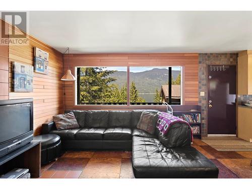 5508 Eagle Bay Road, Eagle Bay, BC - Indoor Photo Showing Living Room